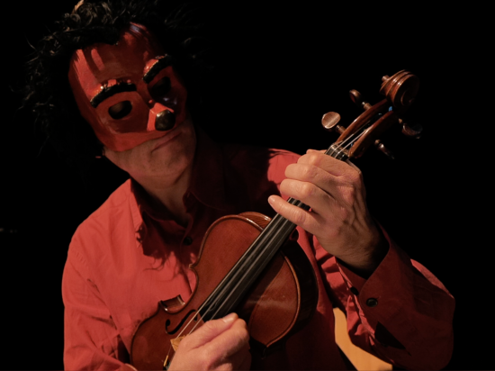 vignette musicien masqué